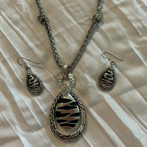 Zebra necklace and earrings - Picture 1 of 6